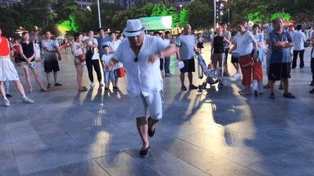 成人广场鬼步舞视频,鬼步舞广场舞新风尚
